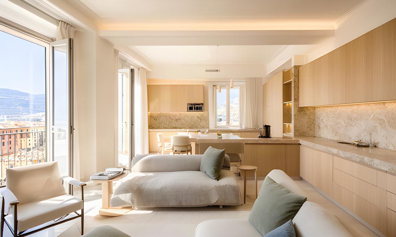 Interno di una casa ristrutturata a Genova con cucina aperta, legno chiaro e grandi finestre