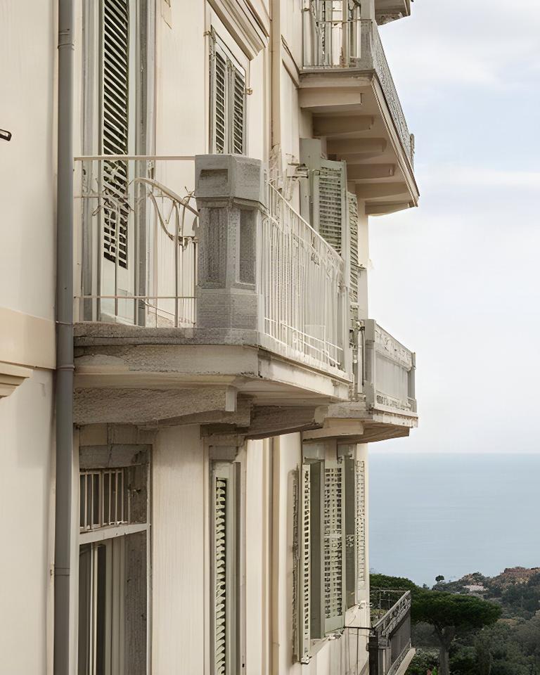 Dettaglio architettonico di un edificio residenziale vicino alla costa di Genova